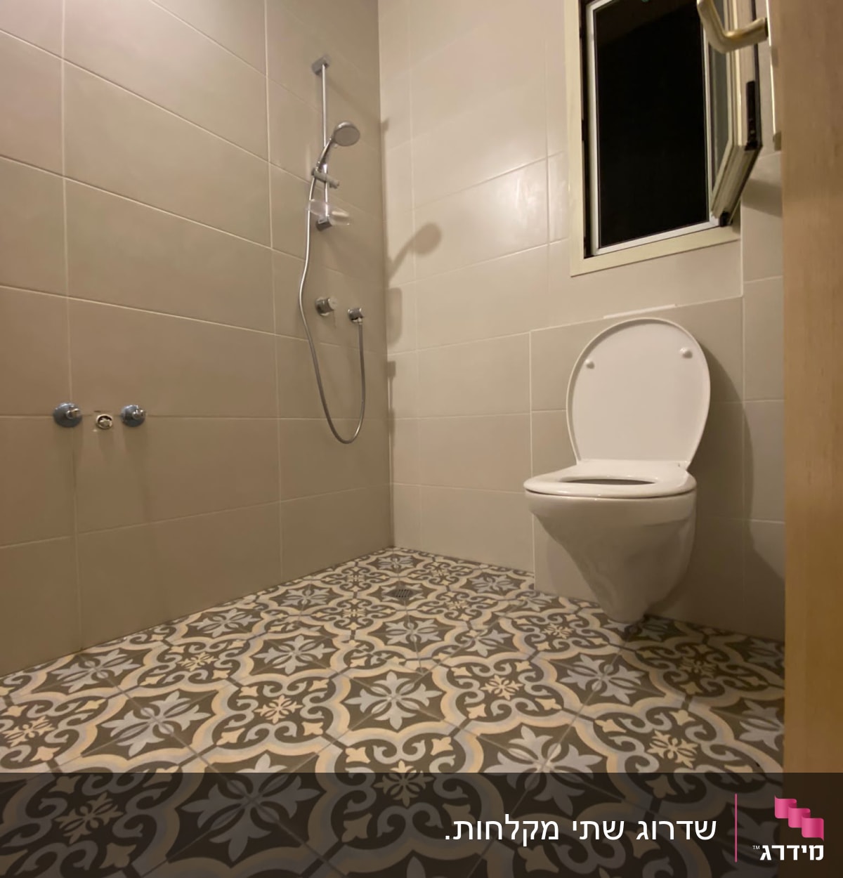 חדר אמבטיה עם אריחים מעוצבים ומקלחת חדשה